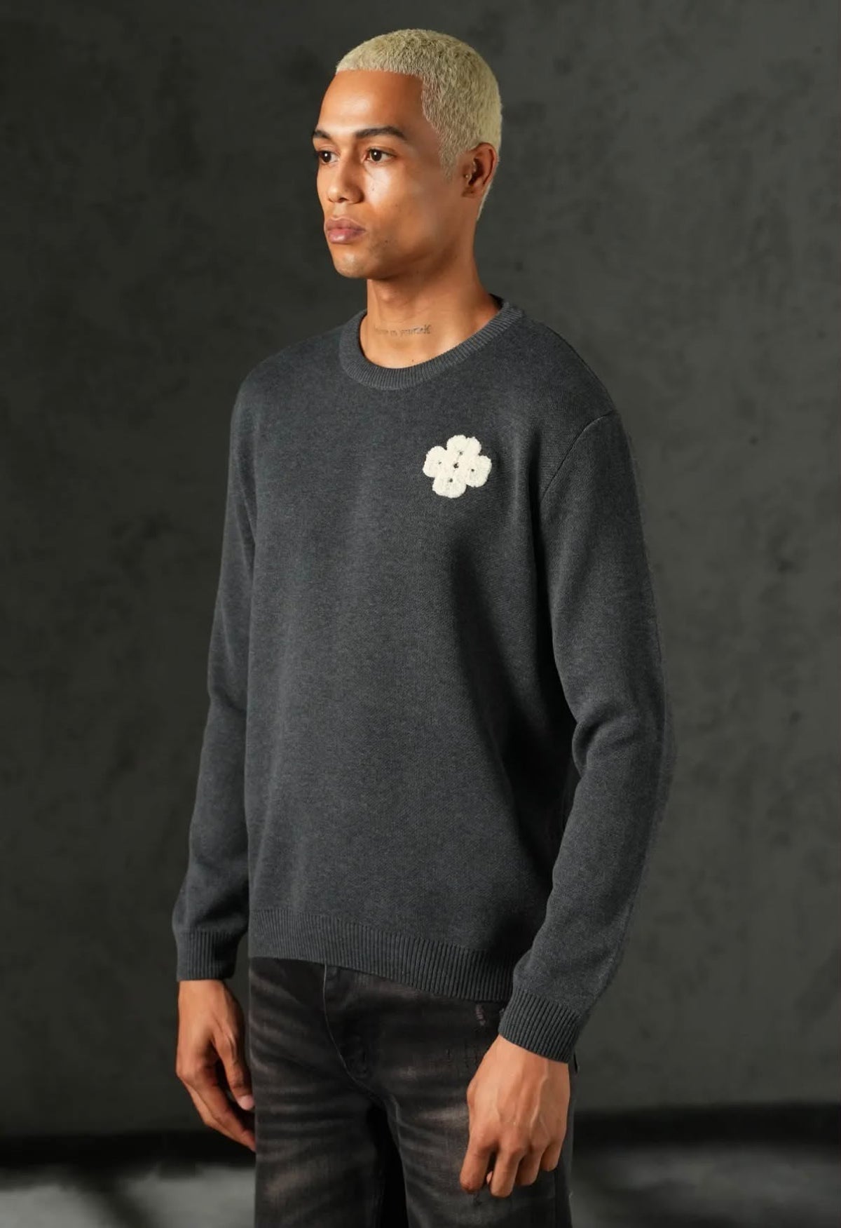 Pull anthracite a fleur crochetee