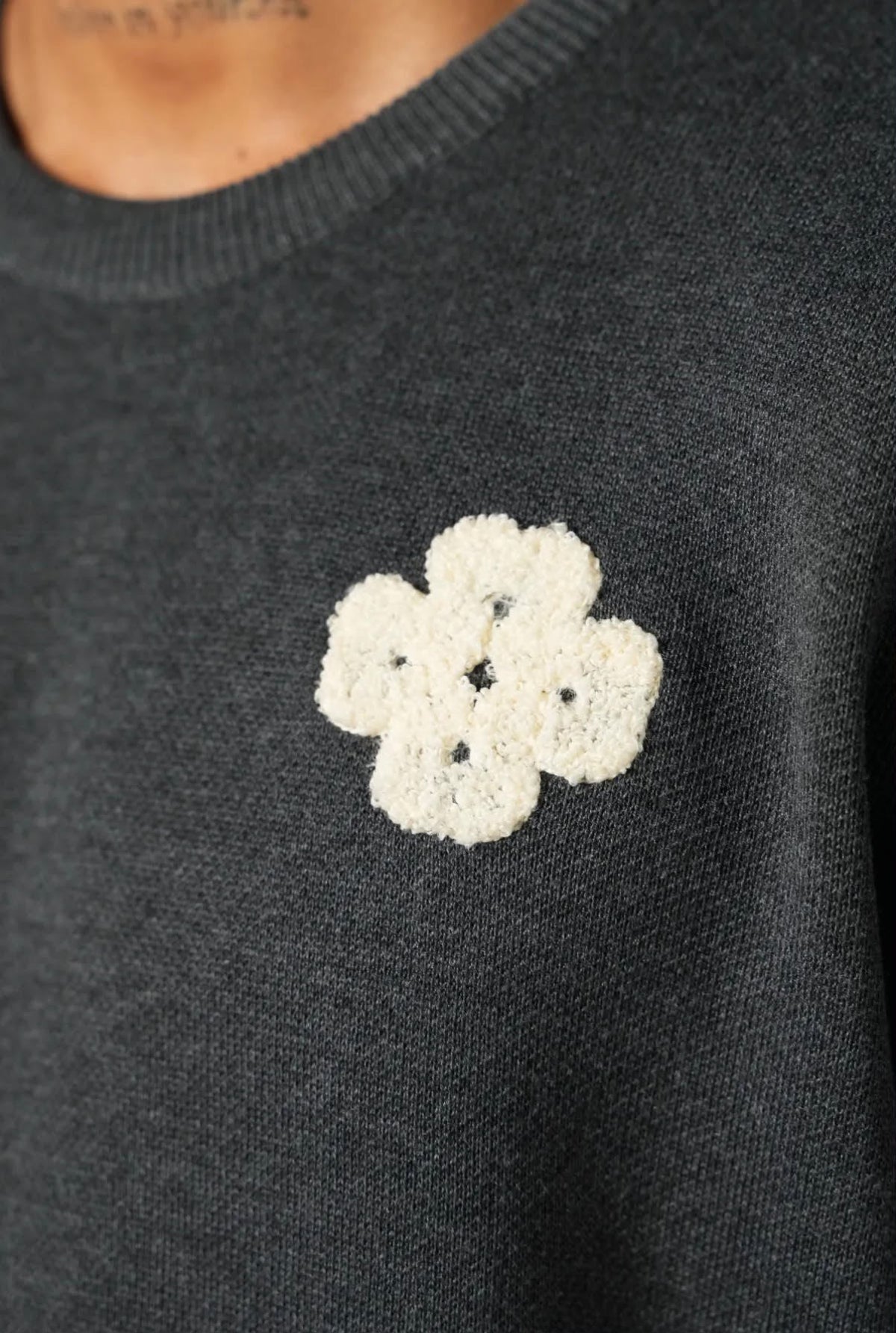 Pull anthracite a fleur crochetee