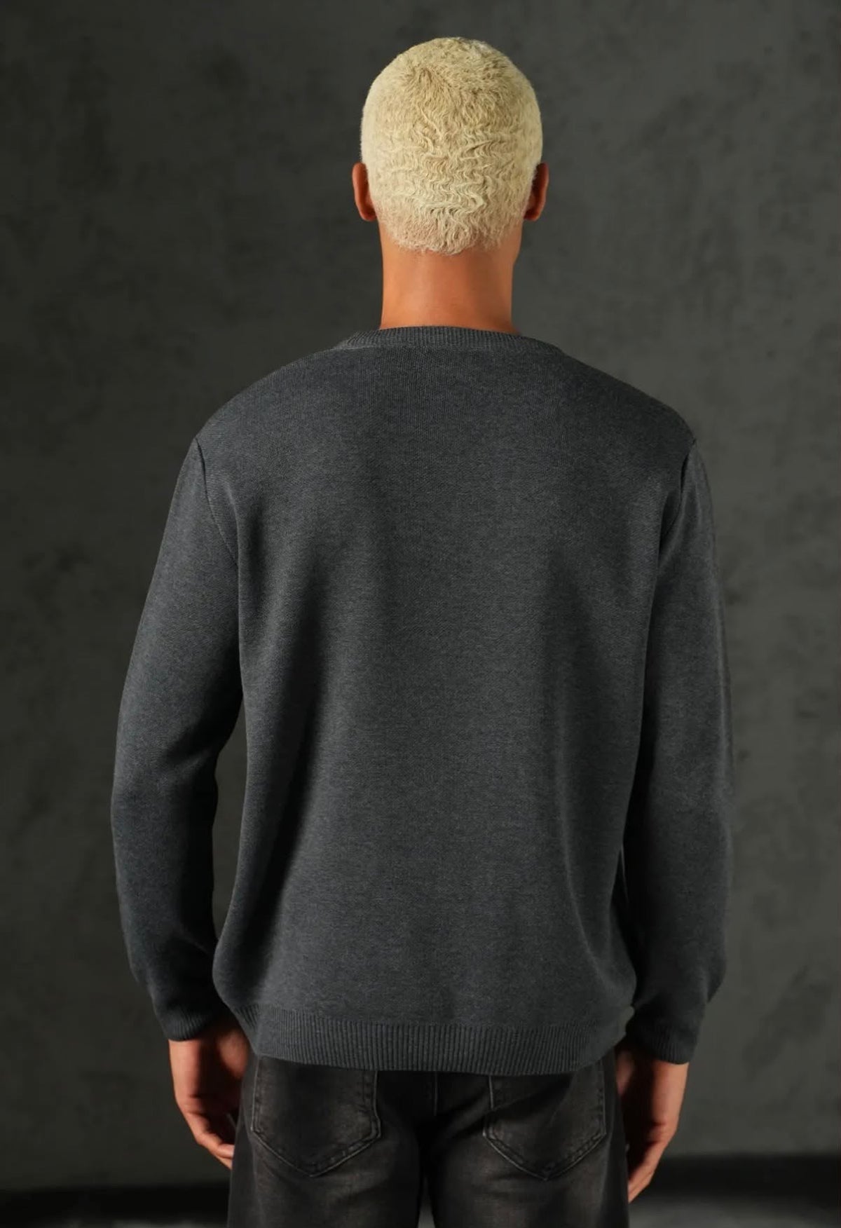 Pull anthracite a fleur crochetee