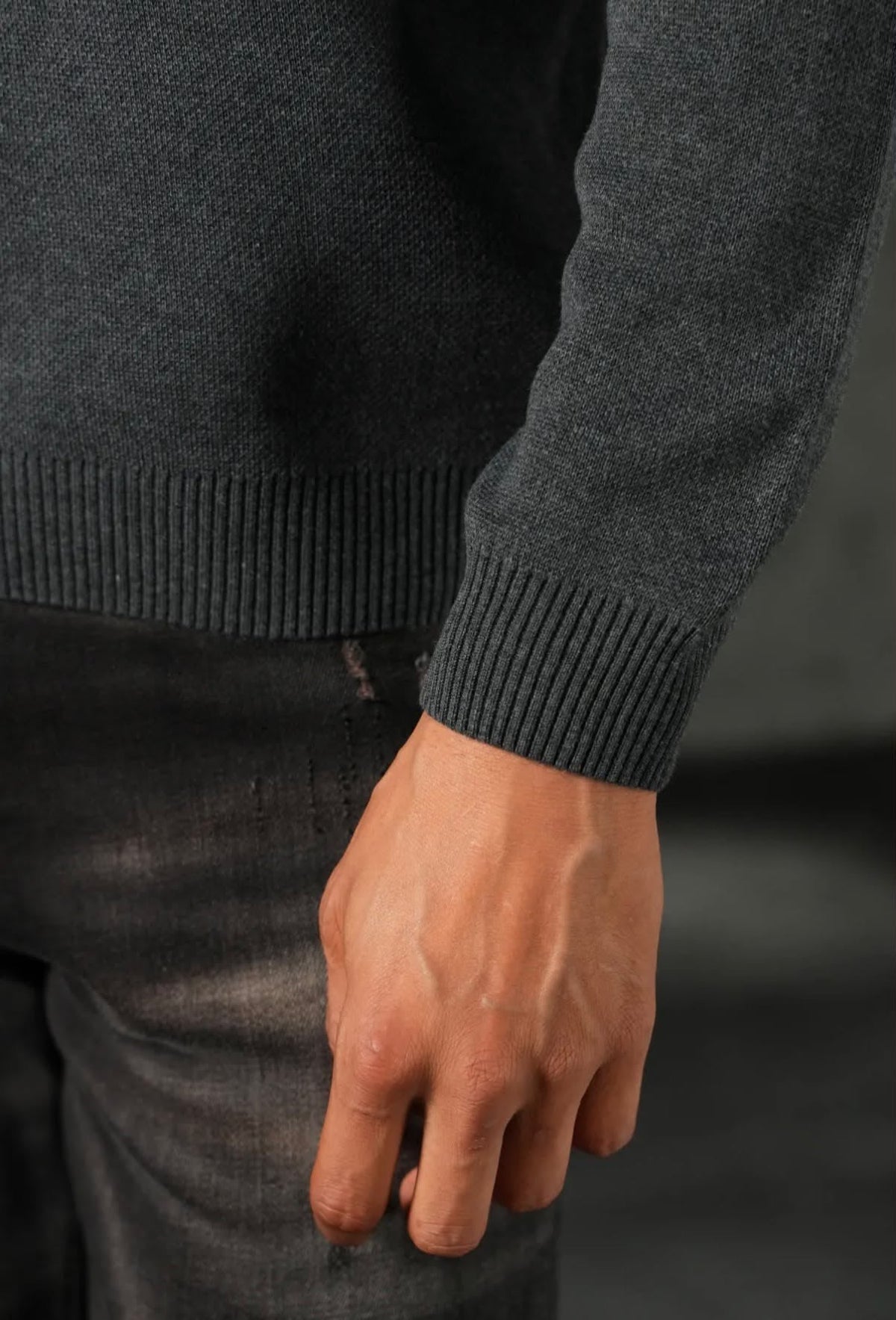 Pull anthracite a fleur crochetee