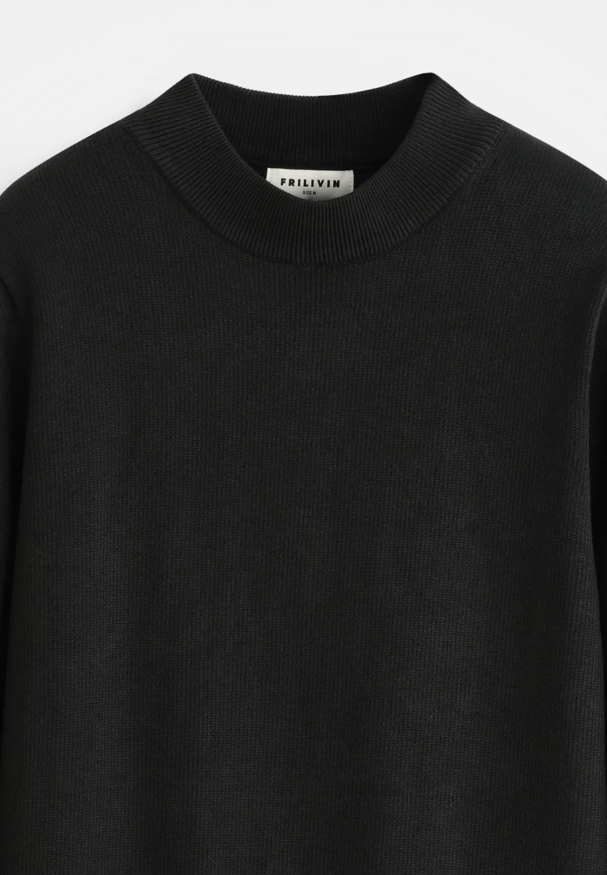 Pull noir col demi-montant - detail du col