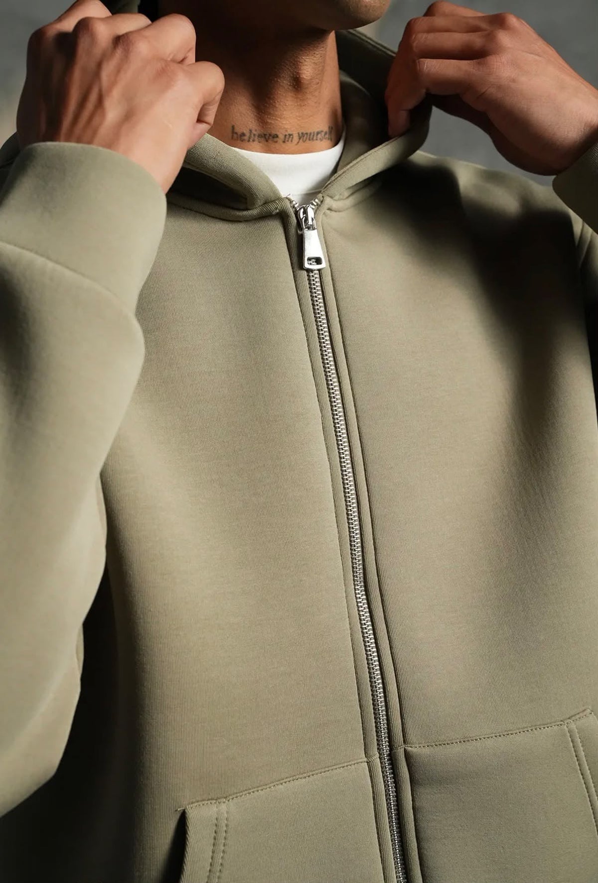 Sweat Zip Kaki a capuche